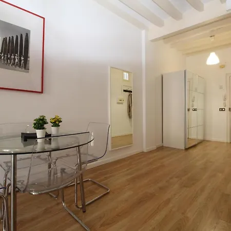 Comfortable With Character In The Old Town Apartment *